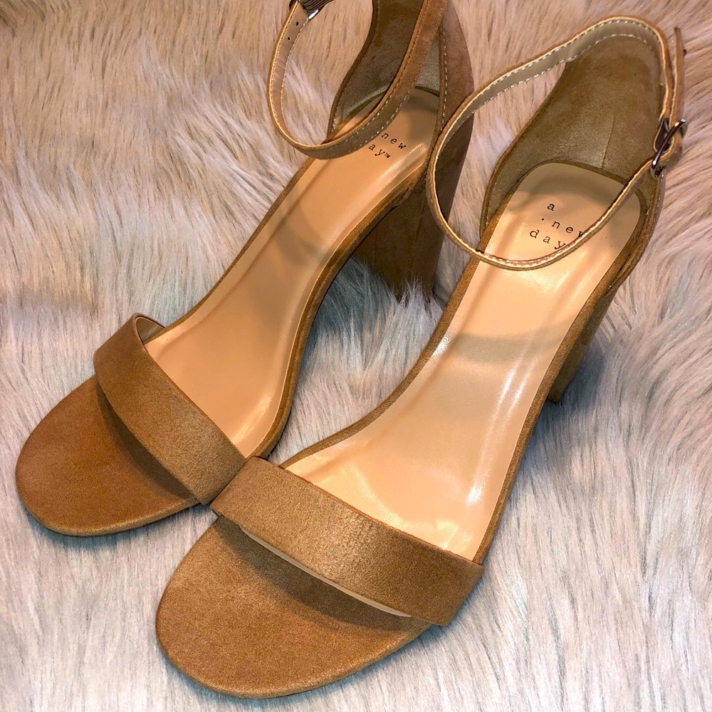 🩸🔷High Block Heel Pumps, NWOT. Taupe Sz 11